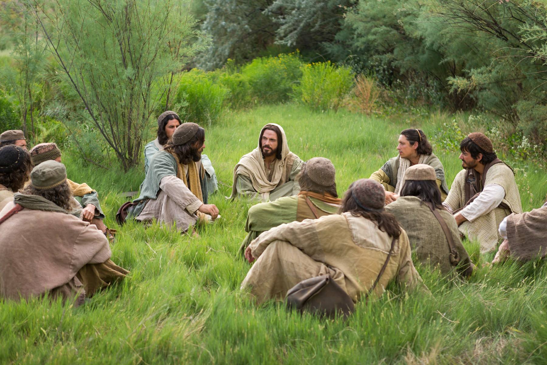Последний земной день иисуса христа. Иисус с учениками. Иисус с учениками в поле. Ученики Христа. Иисус учит.